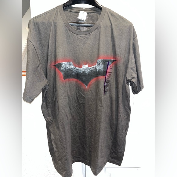 NWT Dark Knight Rises Logo Red Batman Grey Shirt DC Comics Sz XXL T-Shirt - Picture 1 of 6